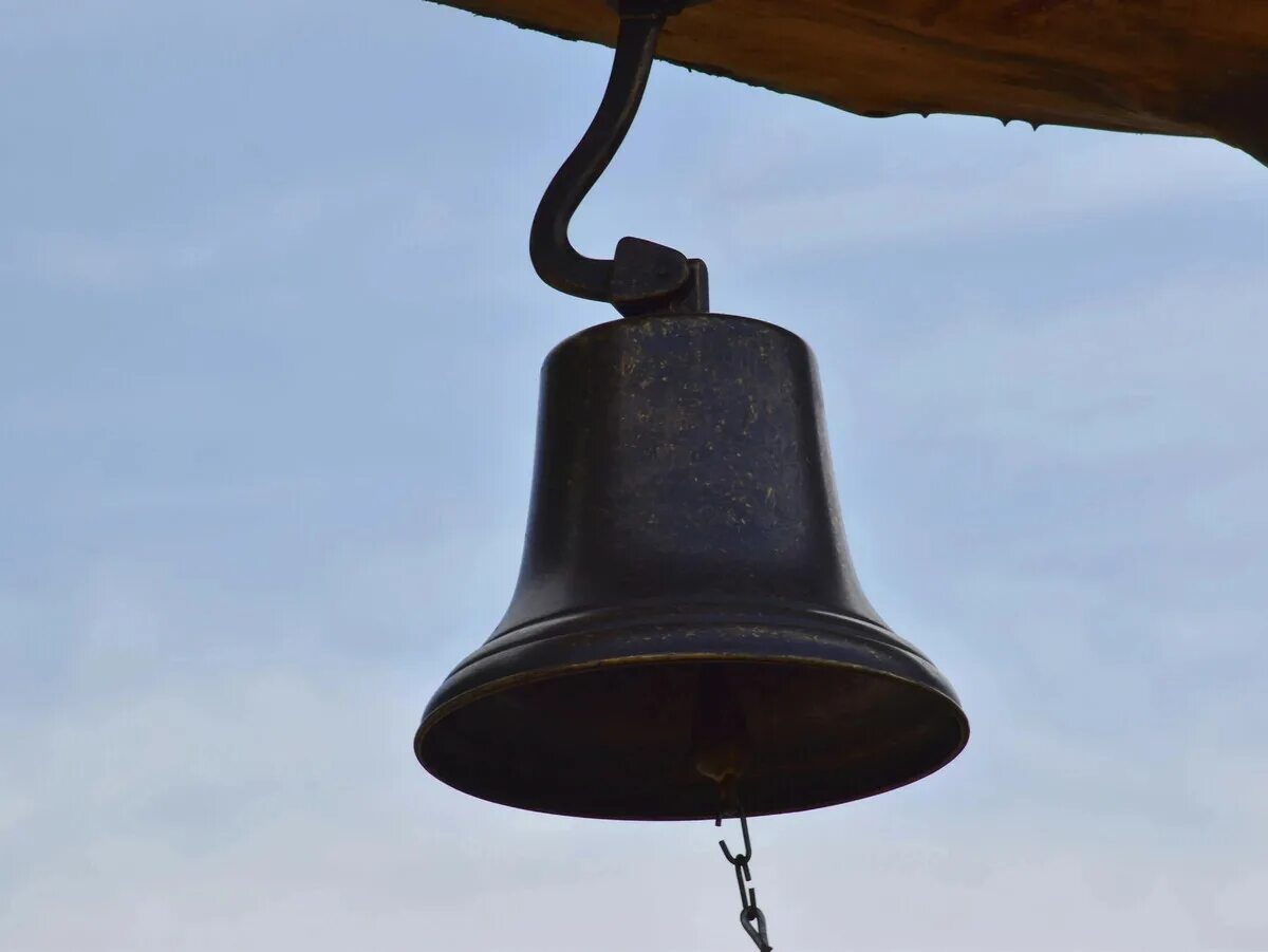 пожарный колокол в деревне. старинные колокола. детский колокол рында. чугунный пожарный колокол. колокол пожарка.