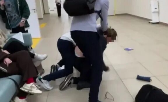 Школьники избивают школьника. Избиение школьников драка школьников. Школьники смотрели на избиение совершенно. Школьники смотрели на избиение совершенно. Школьники избивают школьника.