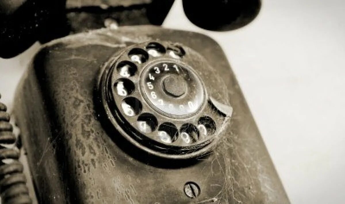Под старым телефоном. Телефон дисковый обои. Старые обои на телефон. Старого черного телефона. Дисковый телефон на стену.