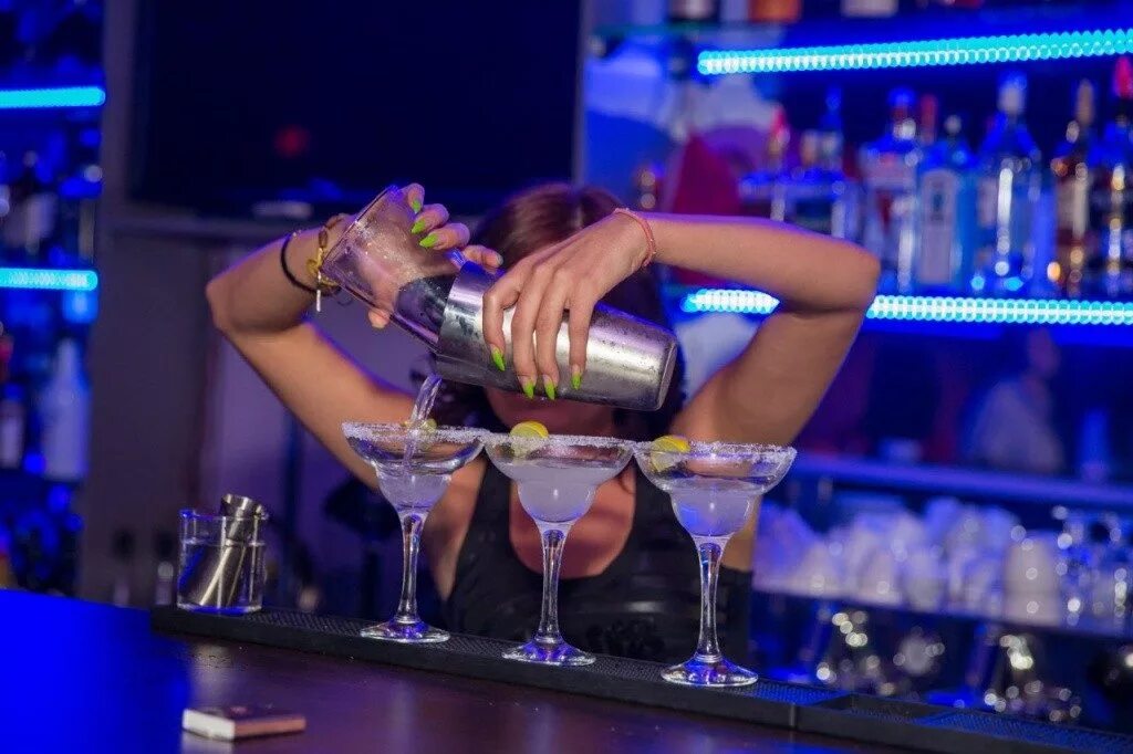 работа в клубе без опыта. сотрудники кафе. зажигалка официант. ночной клуб. работа в клубе без опыта.