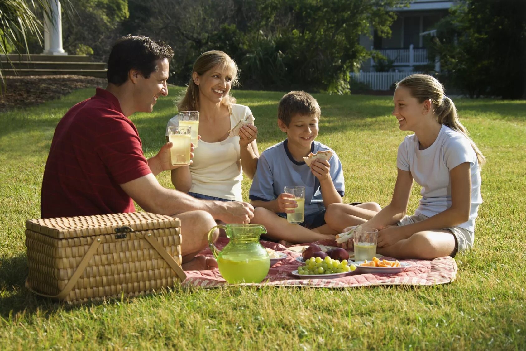 Английски язык провести выходные. Семья на пикнике. Семейный пикник на природе. Люди на пикнике. Люди отдыхают на природе.