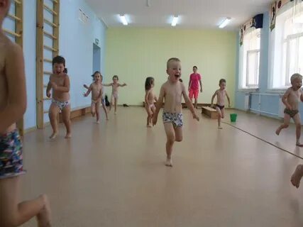 Мальчики перед девочками