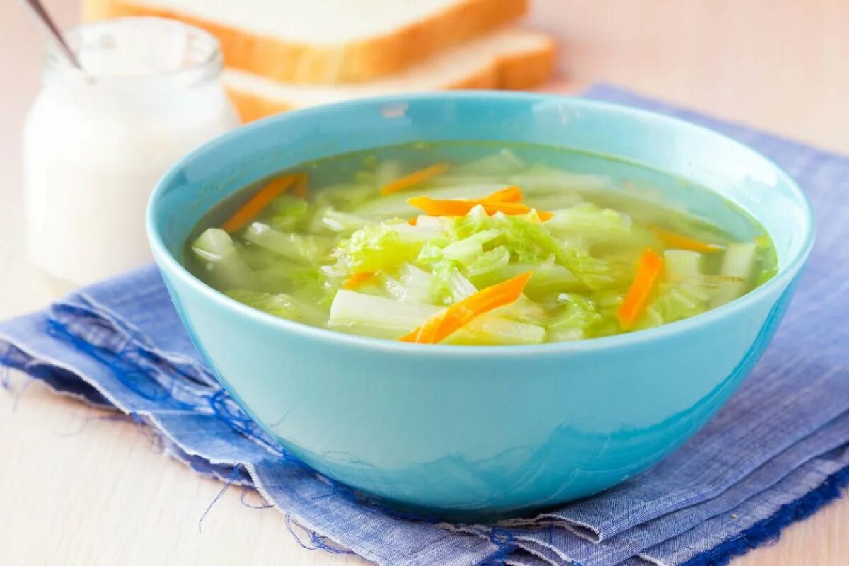 Суп с капустой. Суп с пекинской капустой. Овощной суп с капустой. Капустник суп.