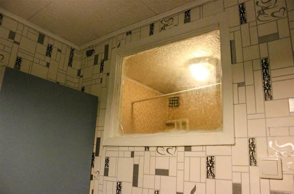 Окно между ванной и кухней. Окно между ванной и кухней в хрущевке. Окно между ванной и туалетом. Окошко между ванной и кухней. Из ванны кухню можно