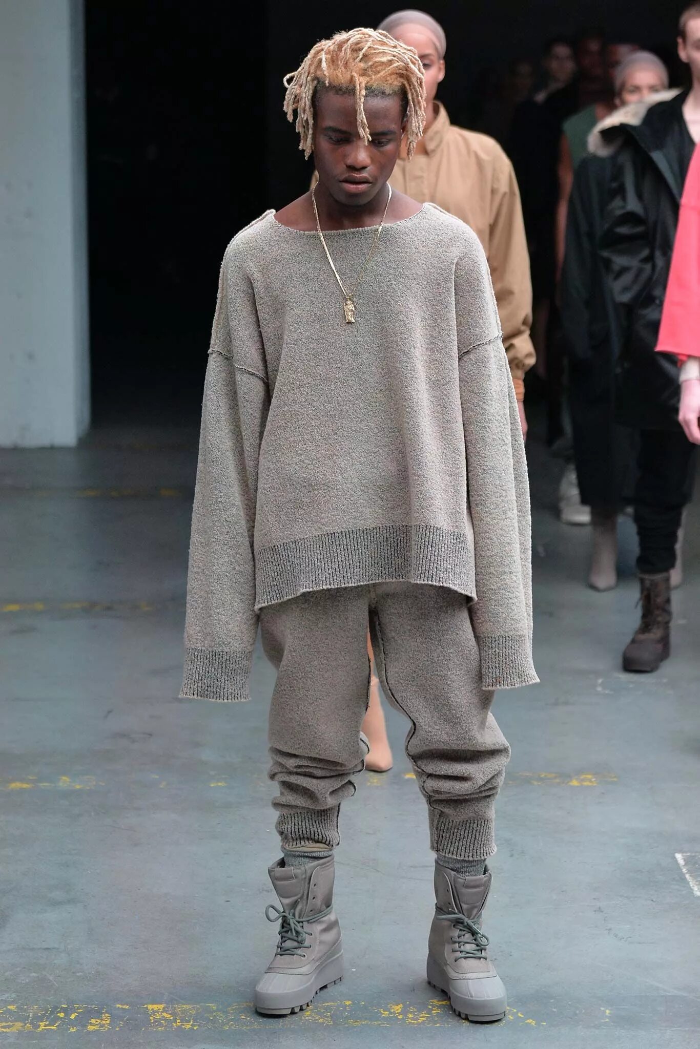 Одежда Yeezy Kanye West. Кани Вест одежда 2021. Канье Уэст одежда 2022. Кенни Вест стиль. Yeezy одежда