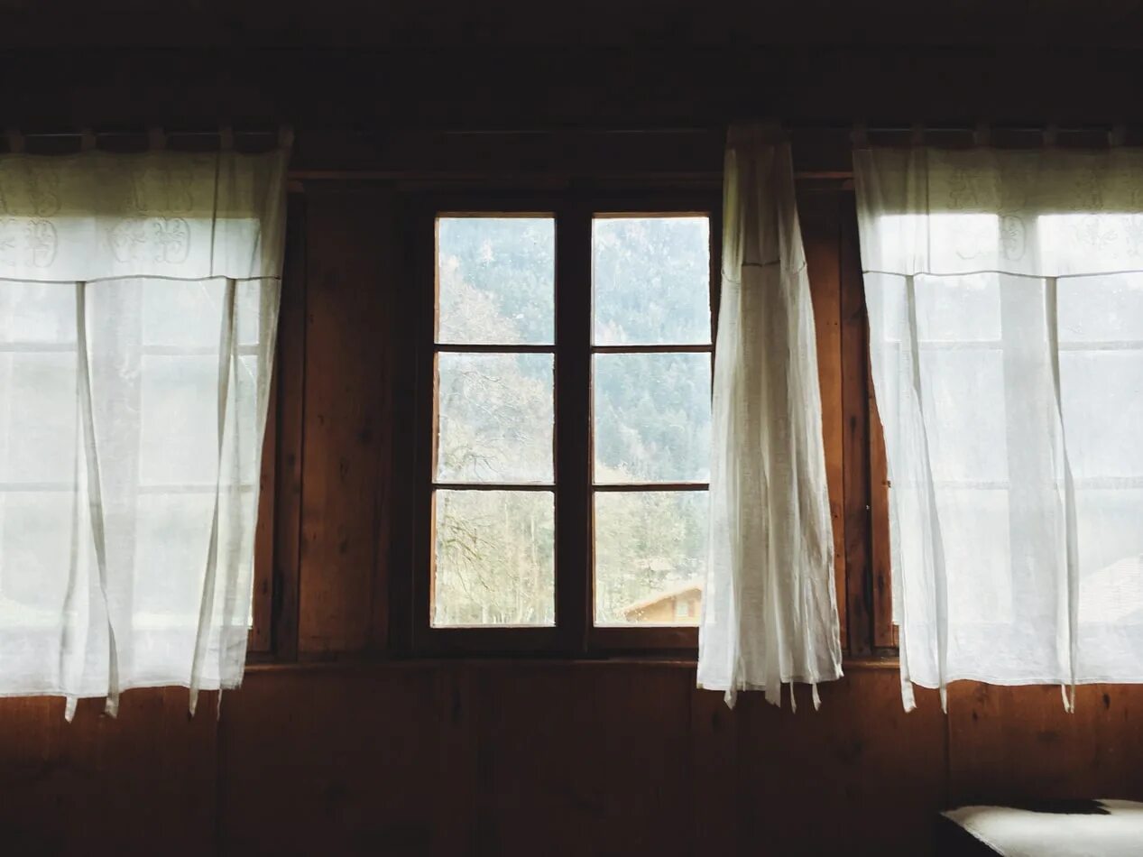 Занавески на окна. Окно со шторами. Окно с занавесками старые. Старинные занавески на окна. Рваная шторка