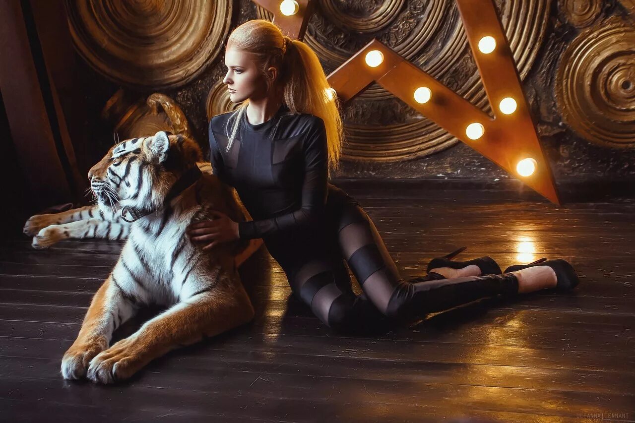 Девушка тигрица. Девушка с тигренком. Тигр и девушка. Красивая девушка с тигром. Велотигр