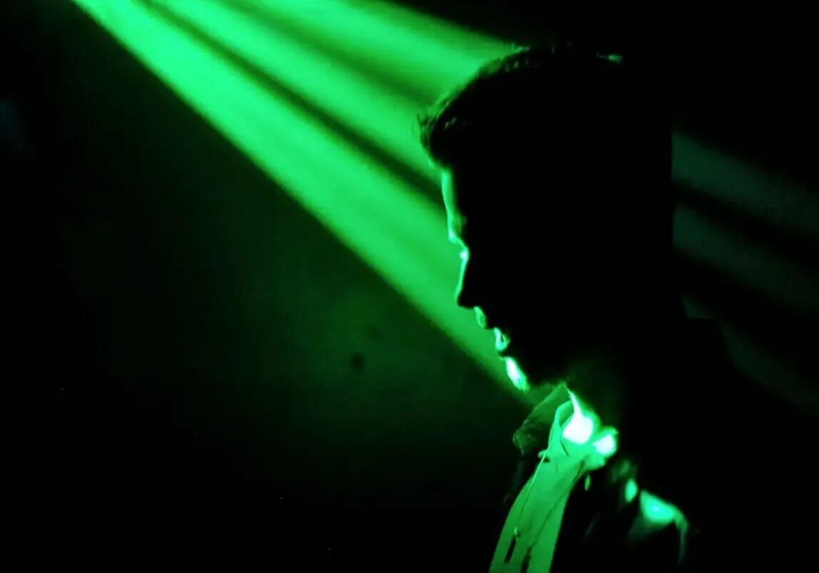 Под зеленым светом 25. Зелёный свет Мэтью. Под зелёным светом. Освещение зеленым светом. Зеленое освещение на человека.