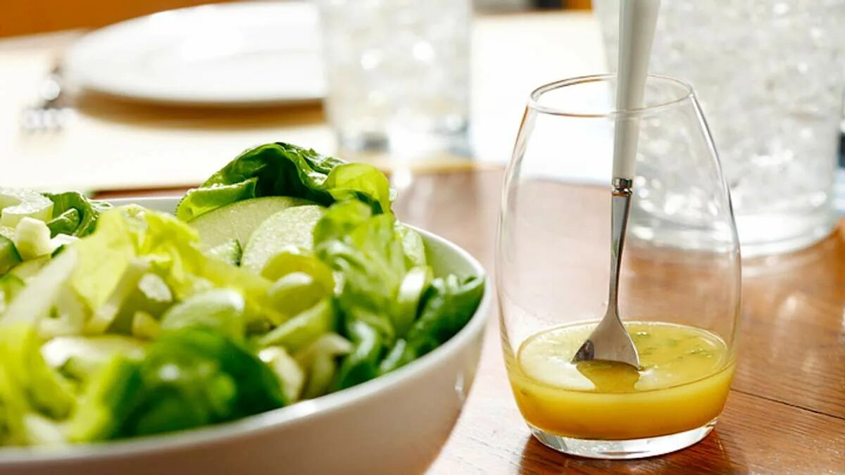 Соус для заправки салата масло. Соус для овощного салата. Салат с маслом. Салат с оливковым маслом. Салатное масло.