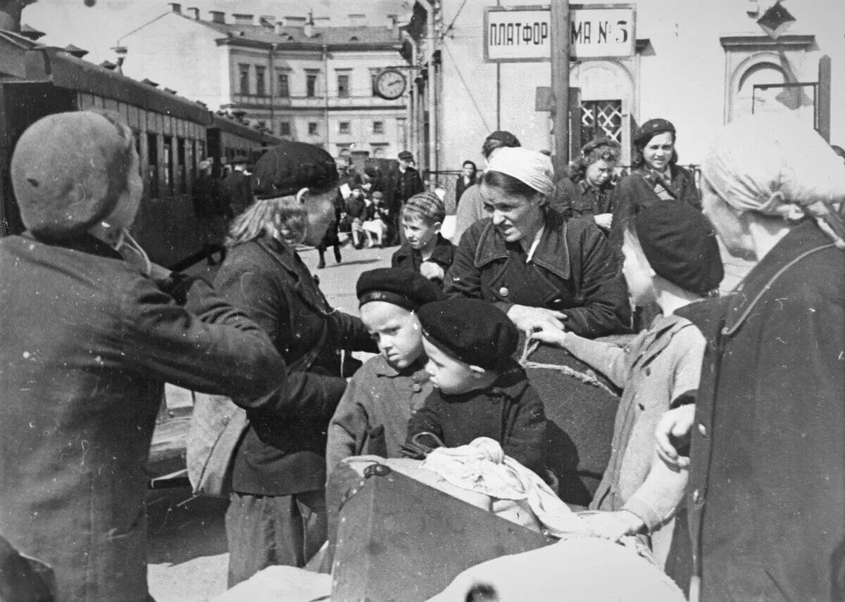 В первые месяцы войны советский союз. Эвакуация детей из Ленинграда 1941. Ленинград в Великой Отечественной войне в 1941. Эвакуация детей из Ленинграда ВОВ. Дети блокадного Ленинграда 1941.