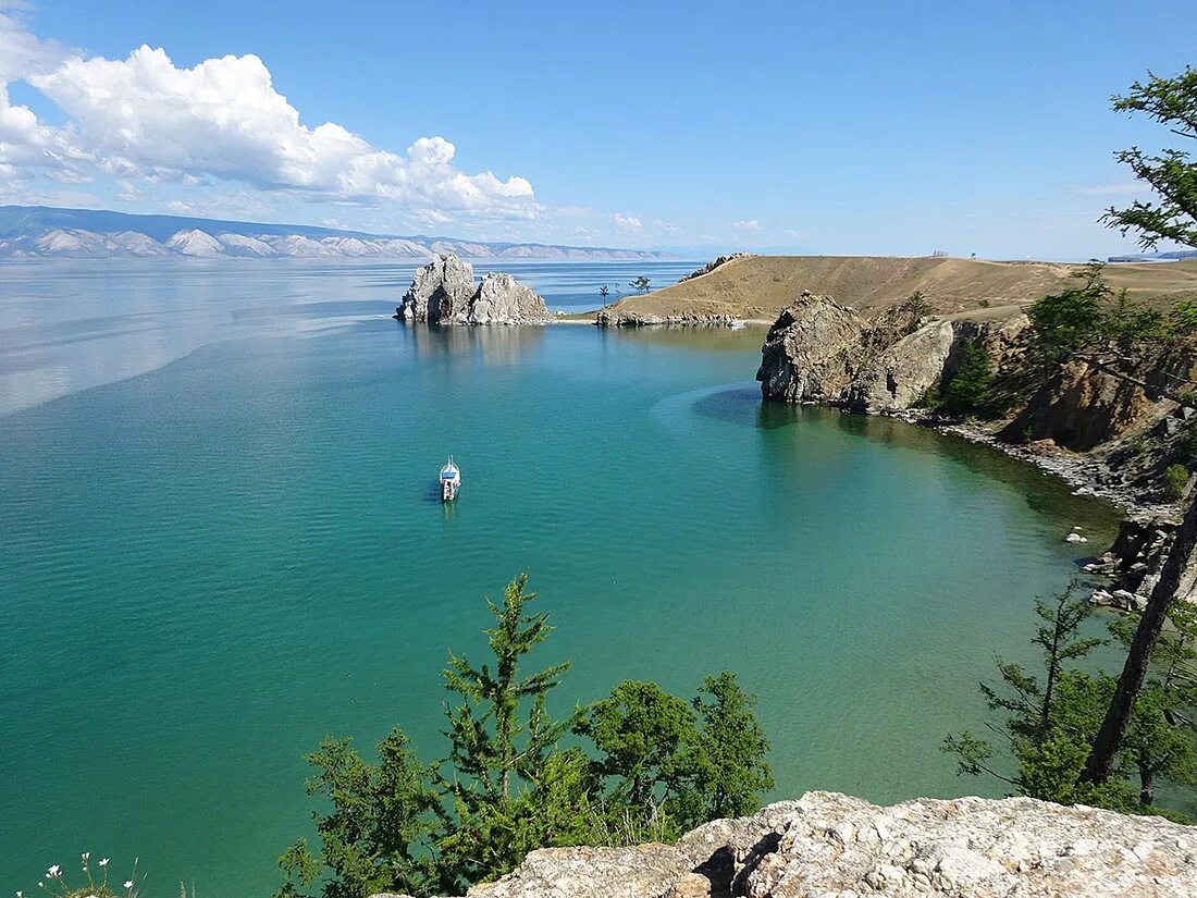 Как называется озеро в россии. Ольхон Байкал. Озеро Байкал остров Ольхон. Озеро Ольхон на Байкале. Байкал глубочайшее озеро.