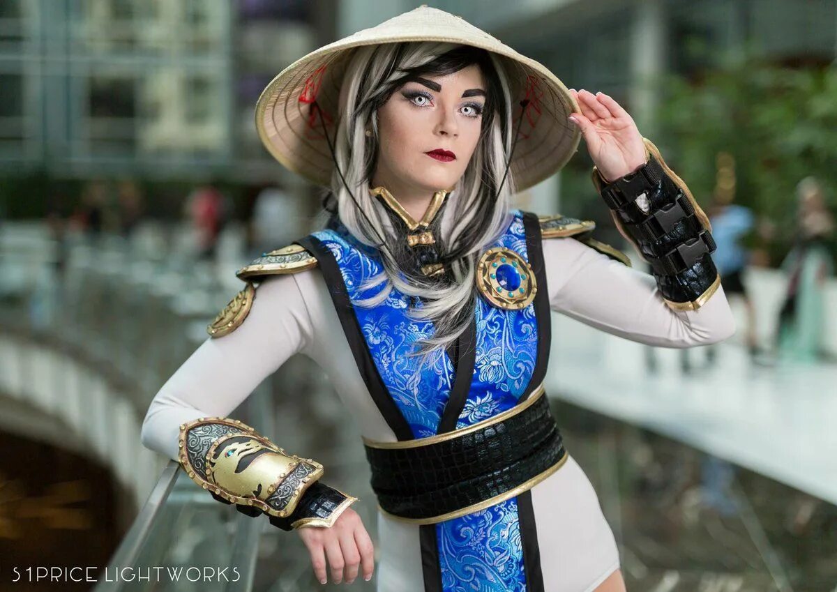 Change cosplay. MK 11 Рейден косплей. Косплей MK Raiden. Косплей рейдан Mortal Kombat. Рейден мортал комбат косплей.