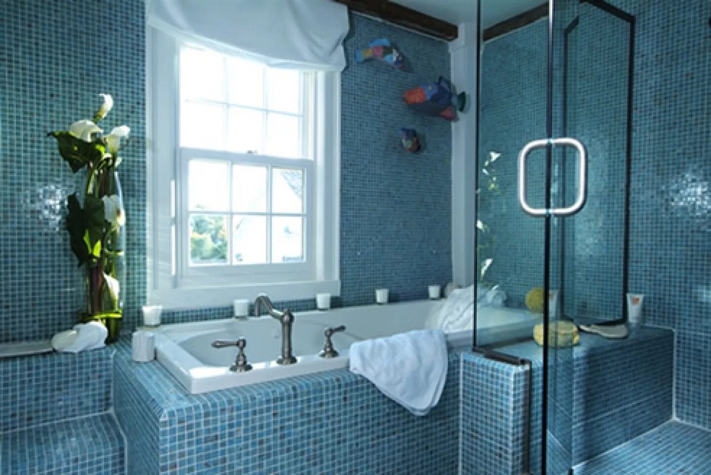 Ванная комната. Синяя ванная комната. Ванна комната. Ванная с голубой мозаикой.