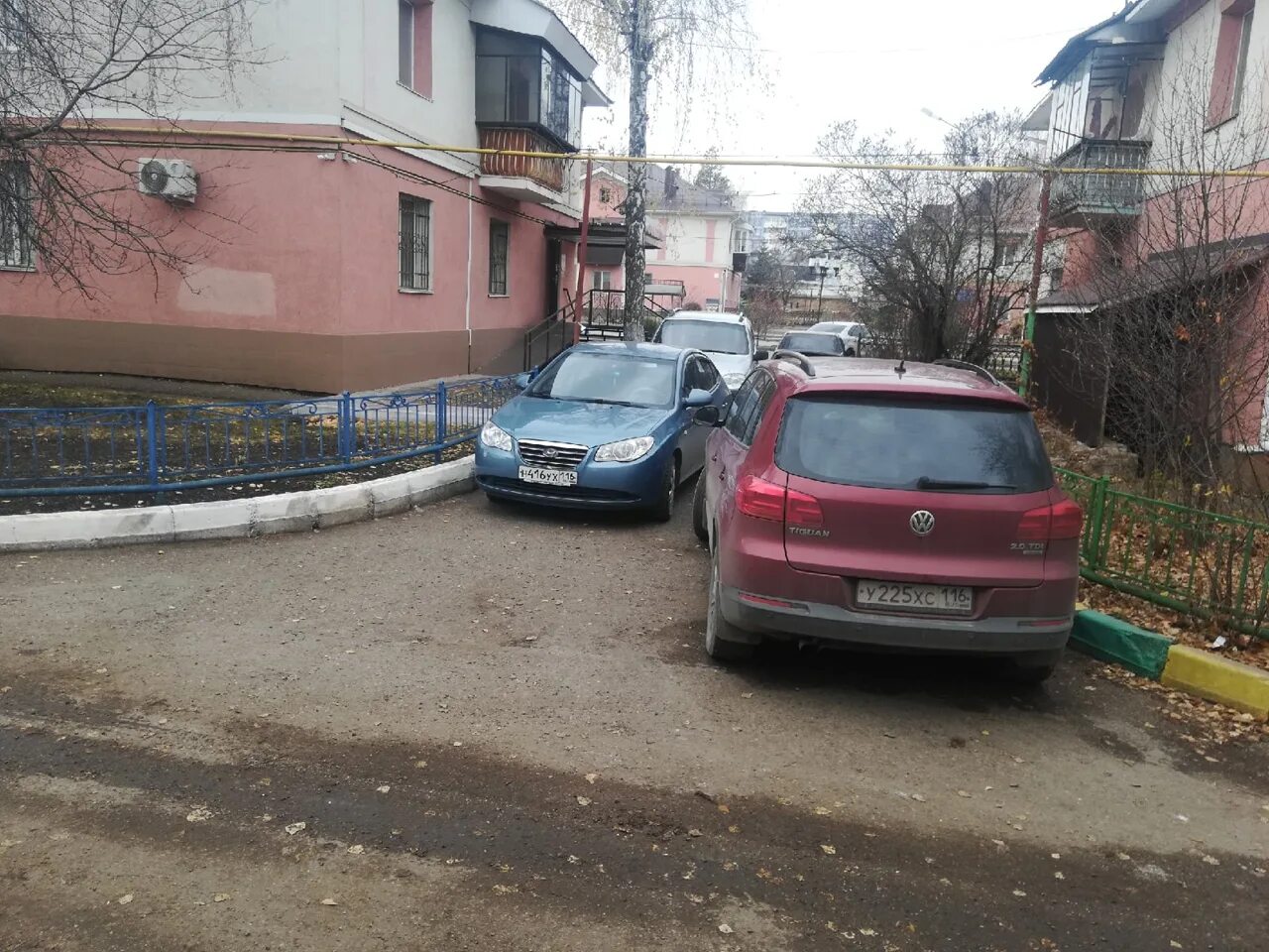 Гости въехали во дворе. Асфальтированный въезд во двор. Чья чудесная коляска въехала во двор. Чья чудесная коляска въехала во двор. Чья чудесная коляска въехала во двор.