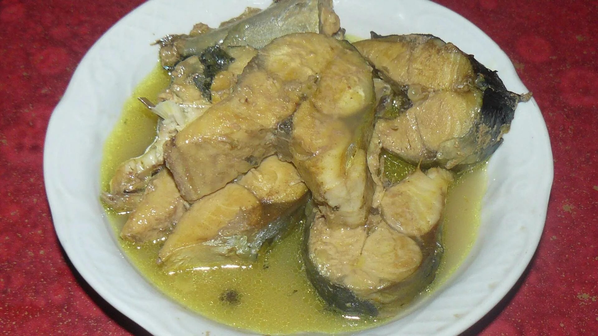 Скумбрия тушеная с морковью и луком. Скумбрия тушеная с овощами в духовке. Тушеная рыба с картошкой. Скумбрия с морковкой и луком на сковороде тушеная. Скумбрия тушеная.
