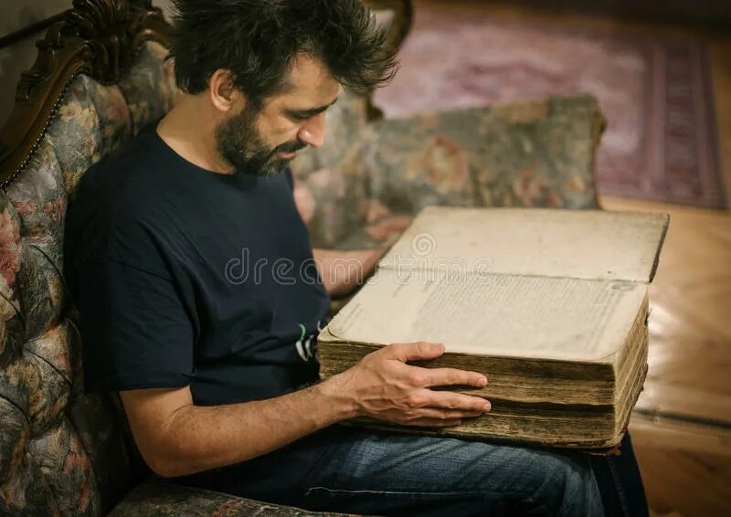 Прочитанная старинная книга. Старый человек с книгой. Старый мужчина с книгой. Читает старую книгу. Мужчина читает книгу старинную.