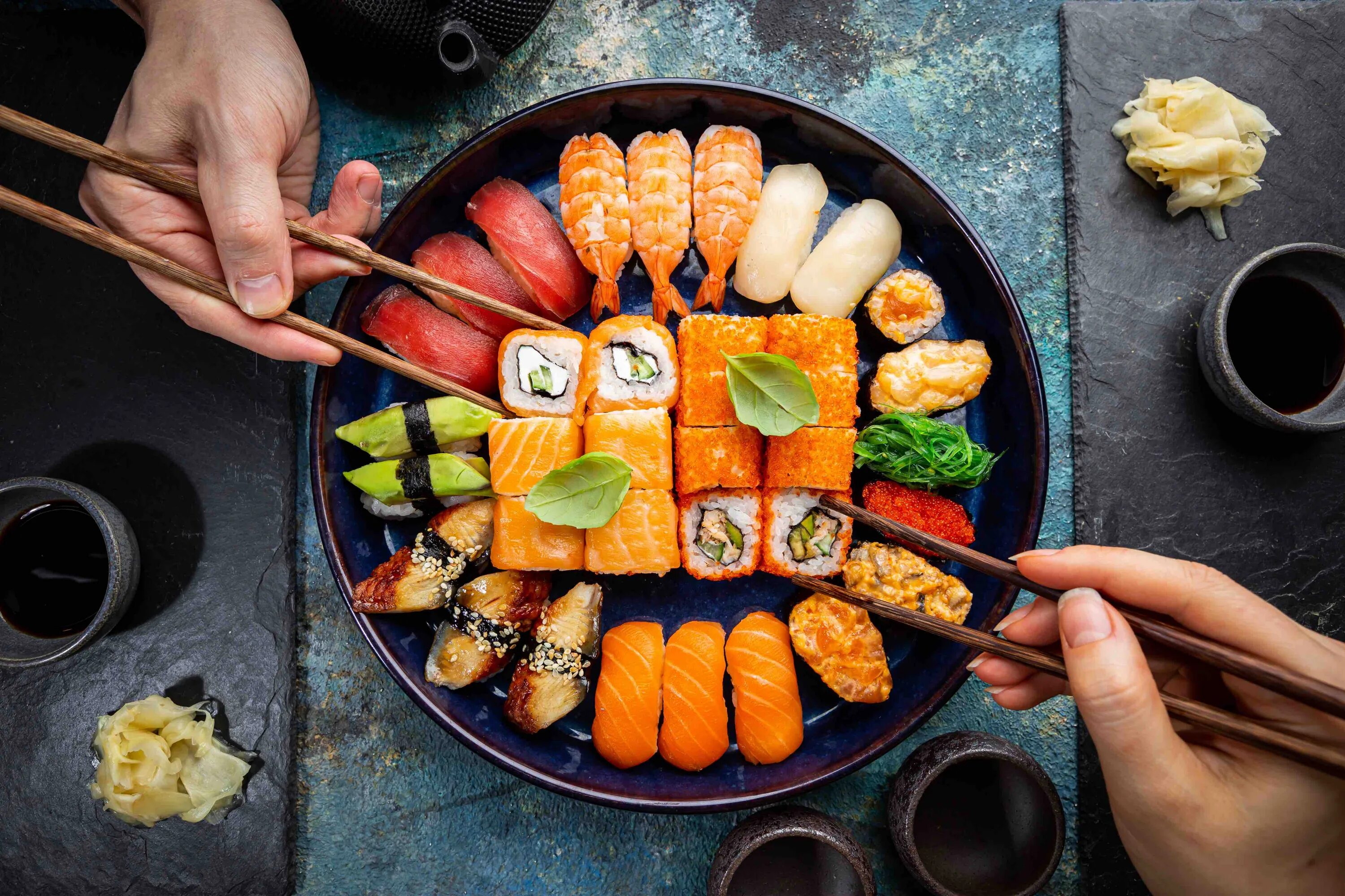 Самая высокая система суши. Суши в Японии. Первые суши в Японии. Роллы других странах. Топ самых вкусных роллов.