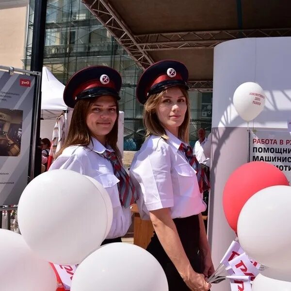 День железнодорожника в Рязани. С днем железнодорожника и ВДВ. День железнодорожника 2022 Рязань Лыбедский бульвар. Праздник на Лыбедском бульваре Рязань.