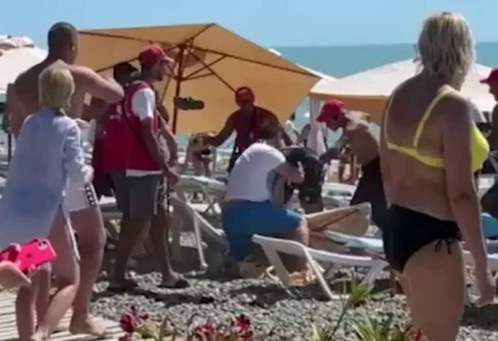Публичный отсос на пляже. Лазаревское дикий пляж 2019. Пляж море люди. Женщины на пляже в сочи 2022 год. В сочи на пляже втроем.