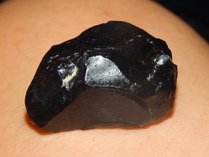 Плотный редко. Пехштейн обсидиан. Минерал карбонадо черный Алмаз. Черный обсидиан самородок Кристалл. Серендибит камень минерал черный.