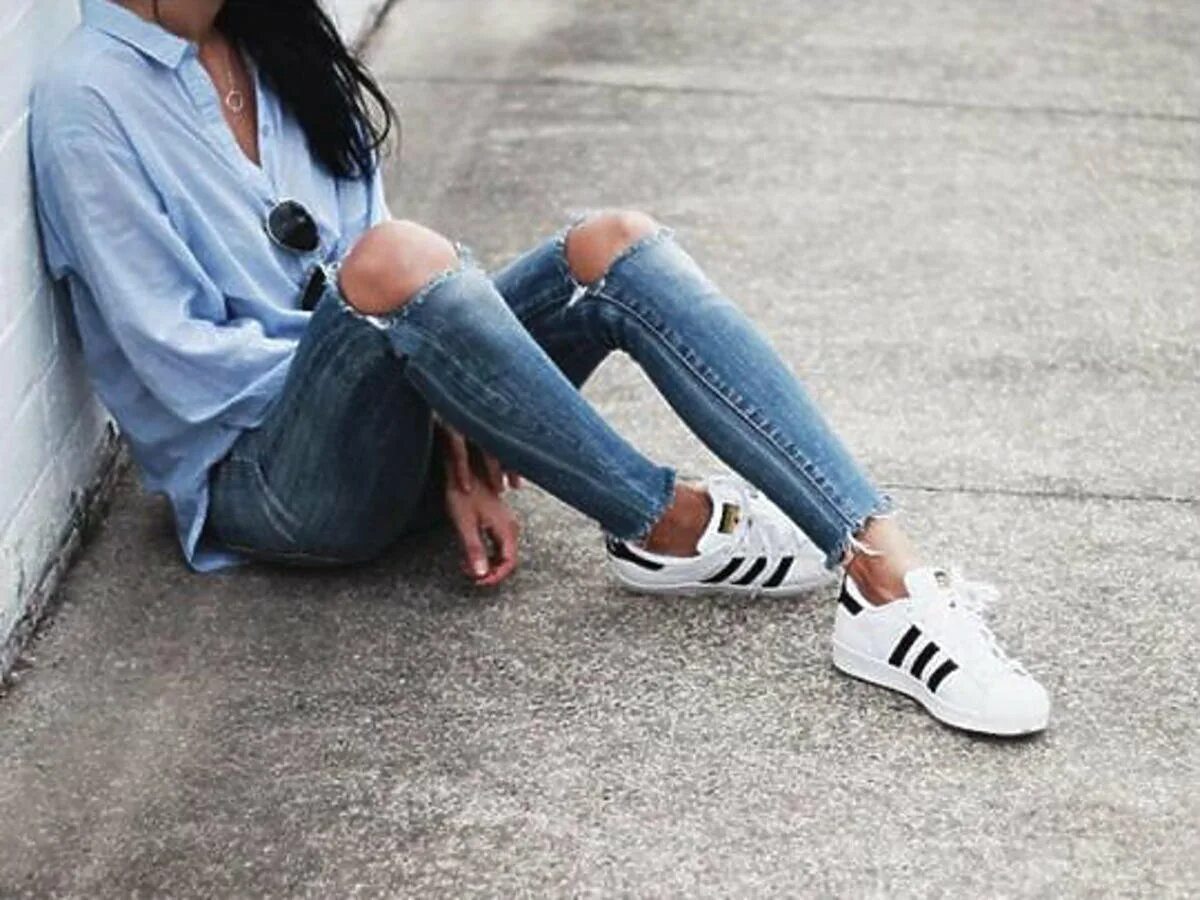 Девушки в кроссовках фото. Adidas Superstar White с джинсами. Adidas Superstar outfit. Criss Cross кеды обувь,. Кеды адидас женские тряпочные.