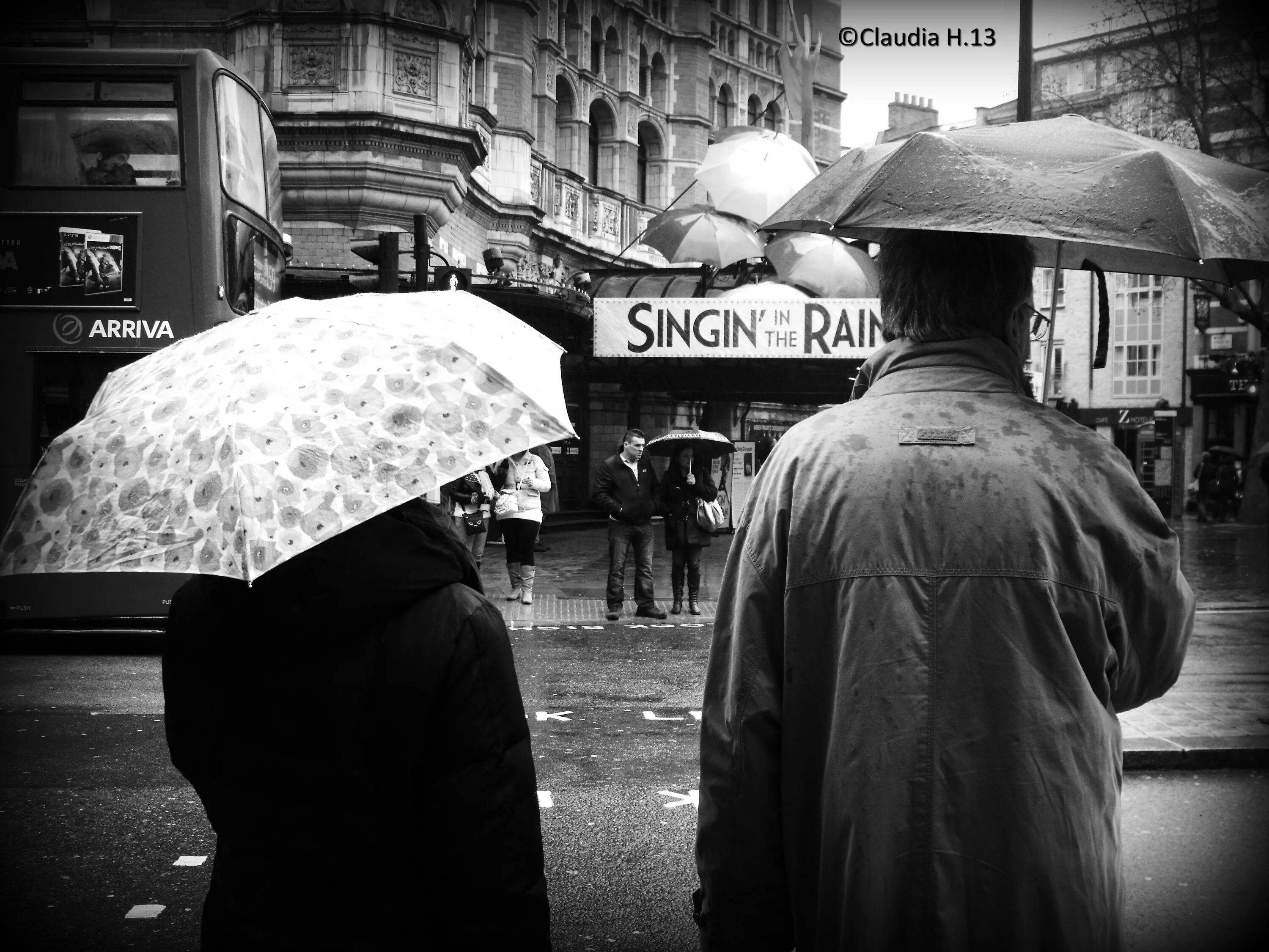 Черный дождь текст. Лондон дождь черно белое люди. Уличная фотография с зонтом. Люди с зонтами Англия. Люди с зонтами в Лондоне.