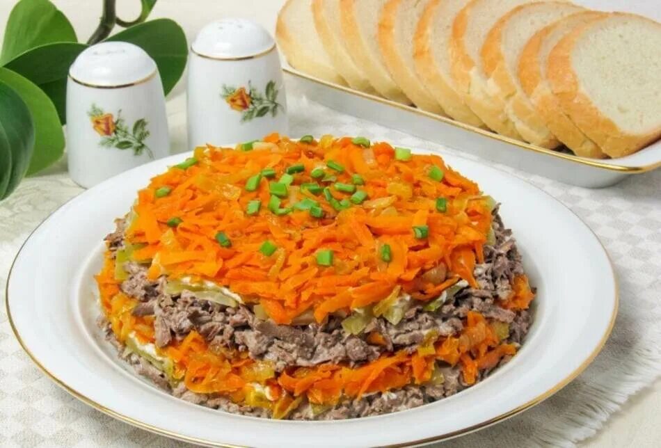 Салат с курицей морковью и солеными огурцами