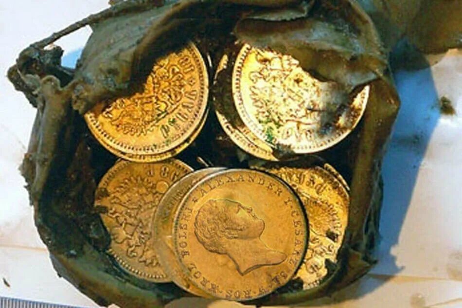 Какое золото внутри. Старинный клад. Старинные золотые монеты. Находки золотых монет. Находки кладов золота.