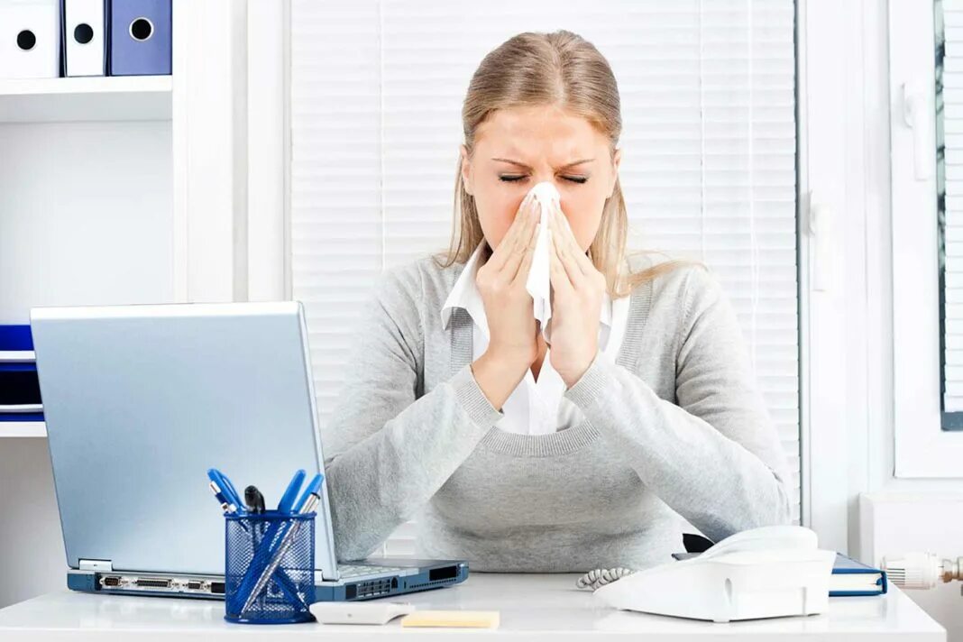 Человек больной работой. Больной человек в офисе. Аллергия из за компьютера. Простуда в офисе. Заболевания органов дыхания от компьютера.