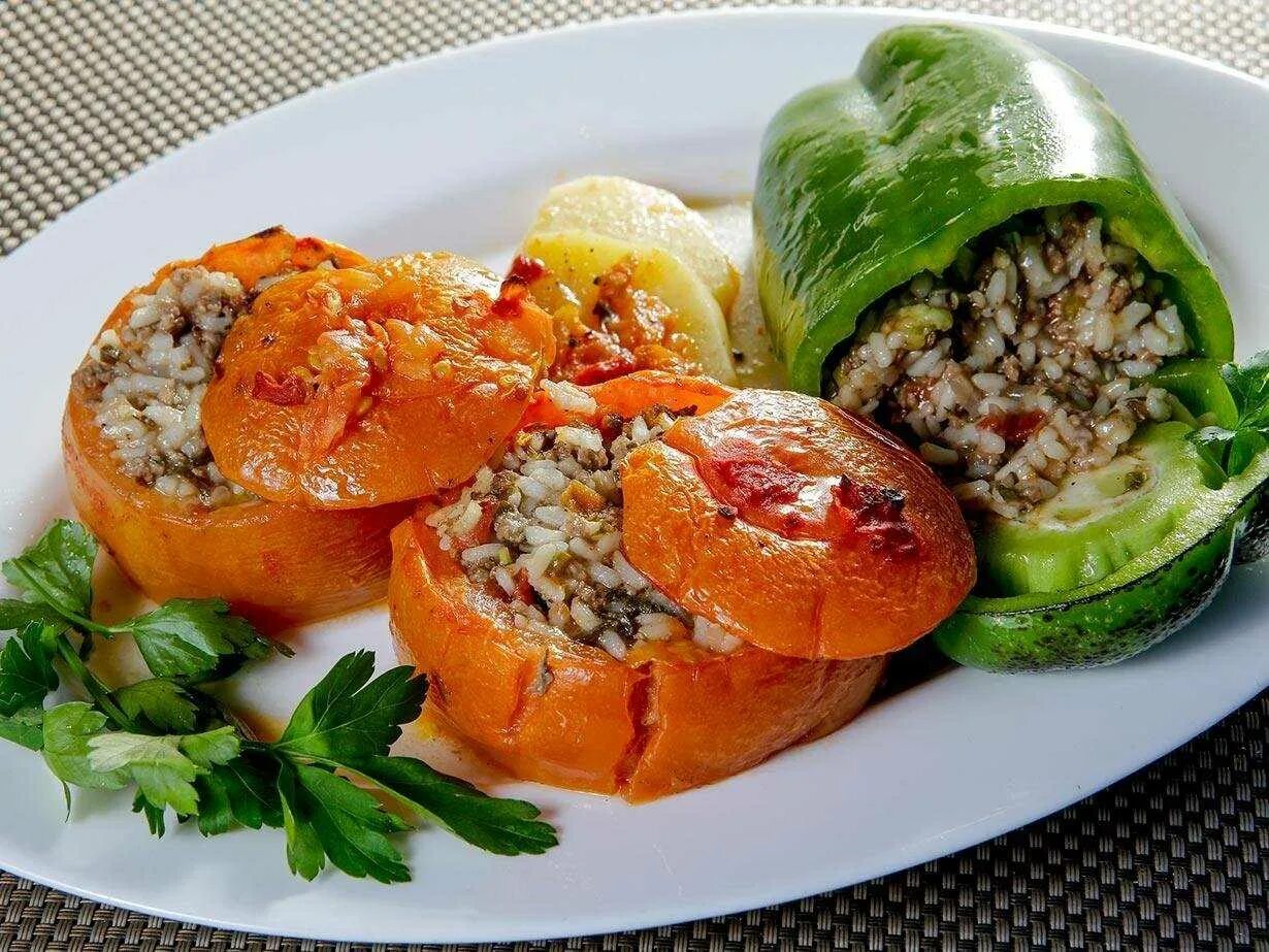 Сколько тушить перец фаршированный мясом. Перец фаршированный мясом и рисом. перцы фаршир мясом. перец болгарский фаршированный мясом. перец фарширов мясом и рис.