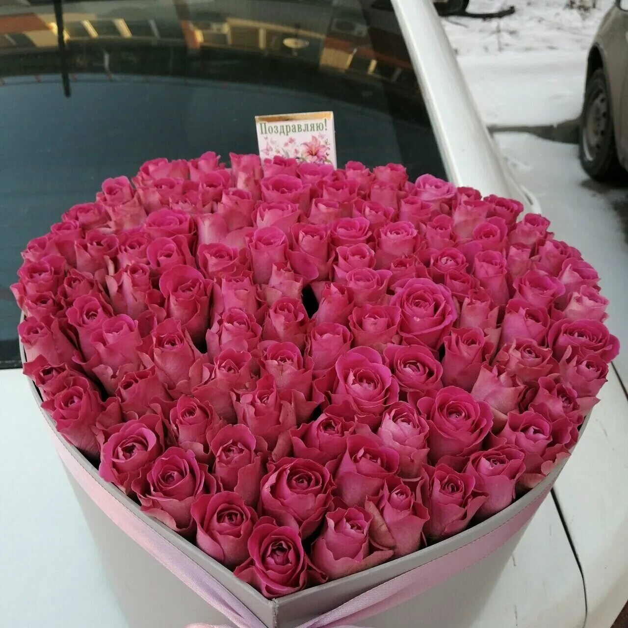 Букет роз огромный. Скопировать 1001 розу. Круглые объемные букеты из роз. Круглые объемные букеты из роз. Огромные букеты из роз.