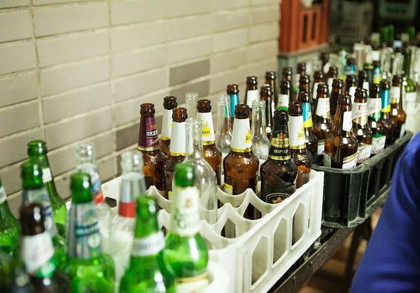 сдача стеклотары. прием бутылок. сдавать бутылки. сбор бутылок стеклянных. приемщицы стеклотары ссср.