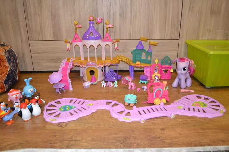 Замок my little pony. Кристальный замок майлетел пони. Lanard 2003 замок пони. Кристальный замок my little Pony. Свадебный замок my little Pony.