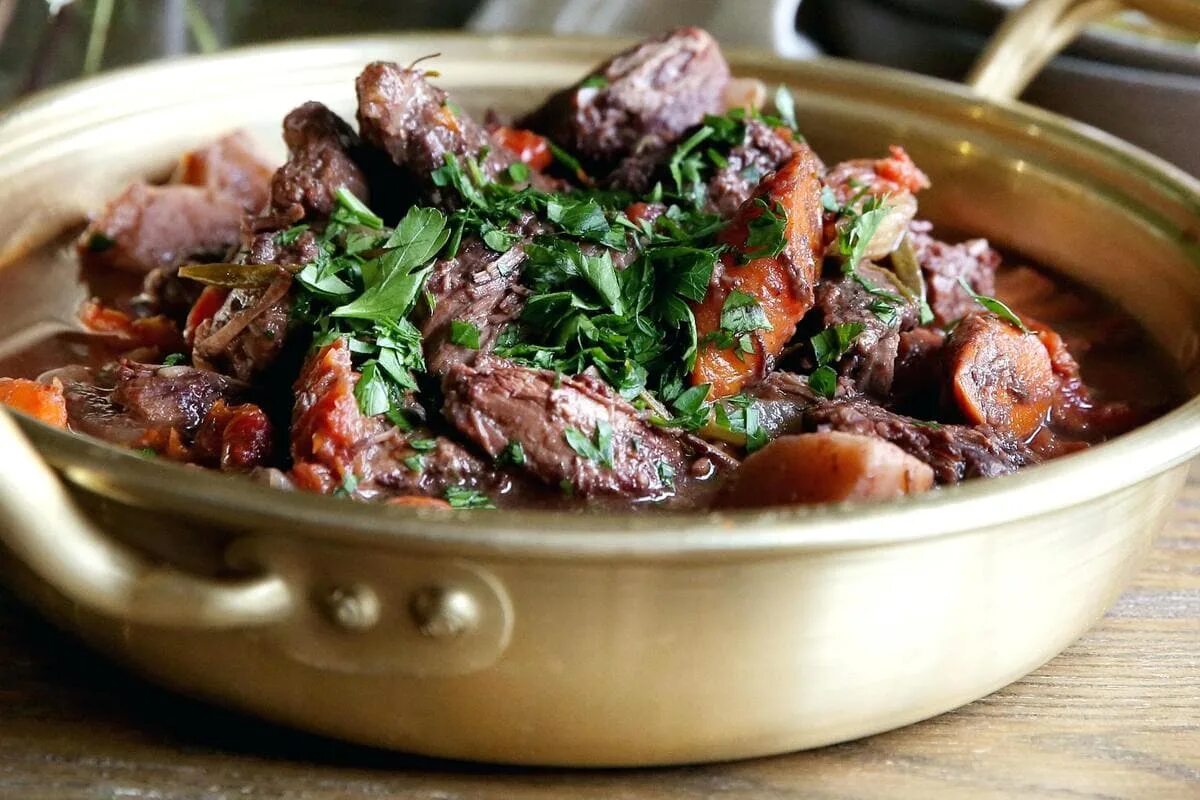 Телятина по бургундски. Тушеное мясо. Блюда из тушеного мяса. Томленая говядина