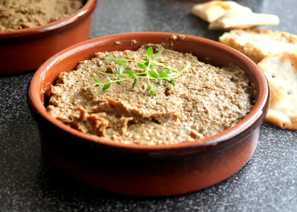 Куриный паштет с морковью и луком. Паштет из говяжьей печени с морковью приправами. паштет из говядины и моркови. паштет из печени свиной с морковью и луком. домашний паштет из говяжьей печени в керамических горшочках.