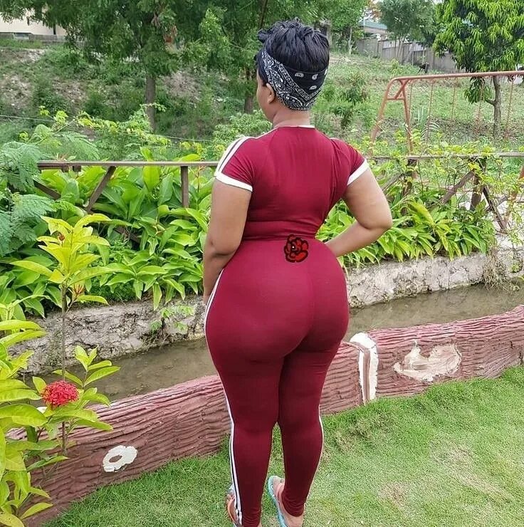 Bunda grande. Bunda grande. Pear shaped girl. Latina baddie. Coroa grande bunda photo.
