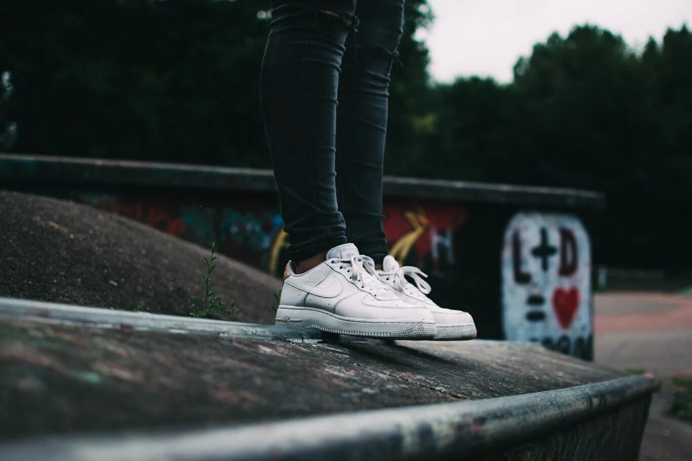 Nike air force 1 jordan. Крутые кроссовки найк. Ботинки с дымом. Кроссовки на черном фоне. Кроссовки с дымом.