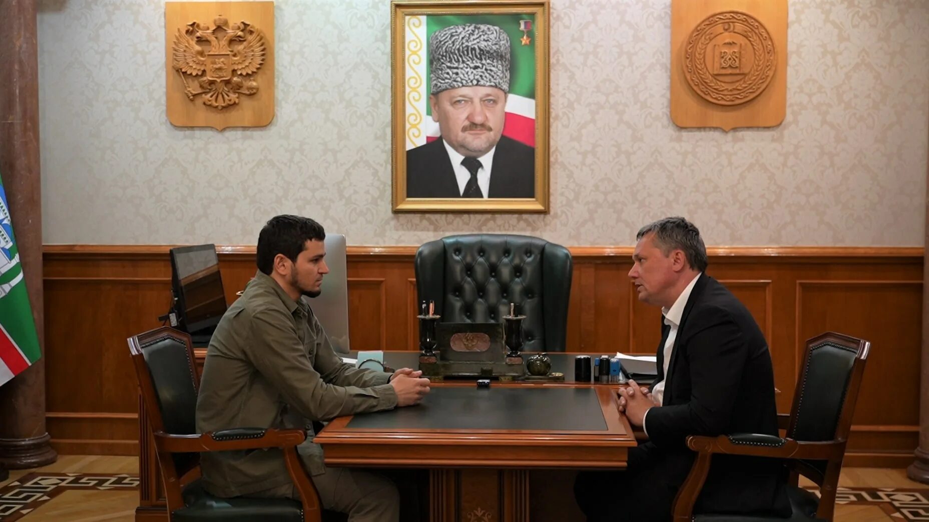 Мэрия москвы фото здания. Руководство мэрии. Фото мэрии москвы на тверской. Мэрия канал. Саратовская городская дума здание.