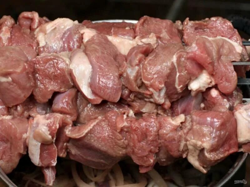 Как мариновать шашлык чтобы был сочным. Мясо для шашлыка из баранины. баранина замаринованная. баранья мякоть шашлык. куски баранины для шашлыка.