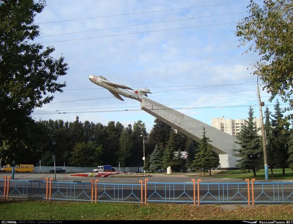 Советский район самолет. Памятник самолет Брянск. Памятники в Брянске самолет миг 17. Памятник летчикам Брянск. Памятник миг 17 Брянск.