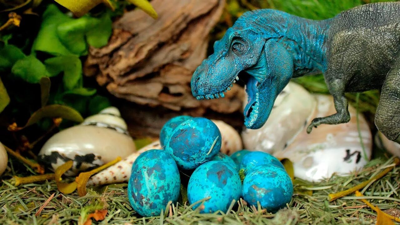 Динозавр с яйцом. Динозавры откладывают яйца. Динозавр высиживает яйца.