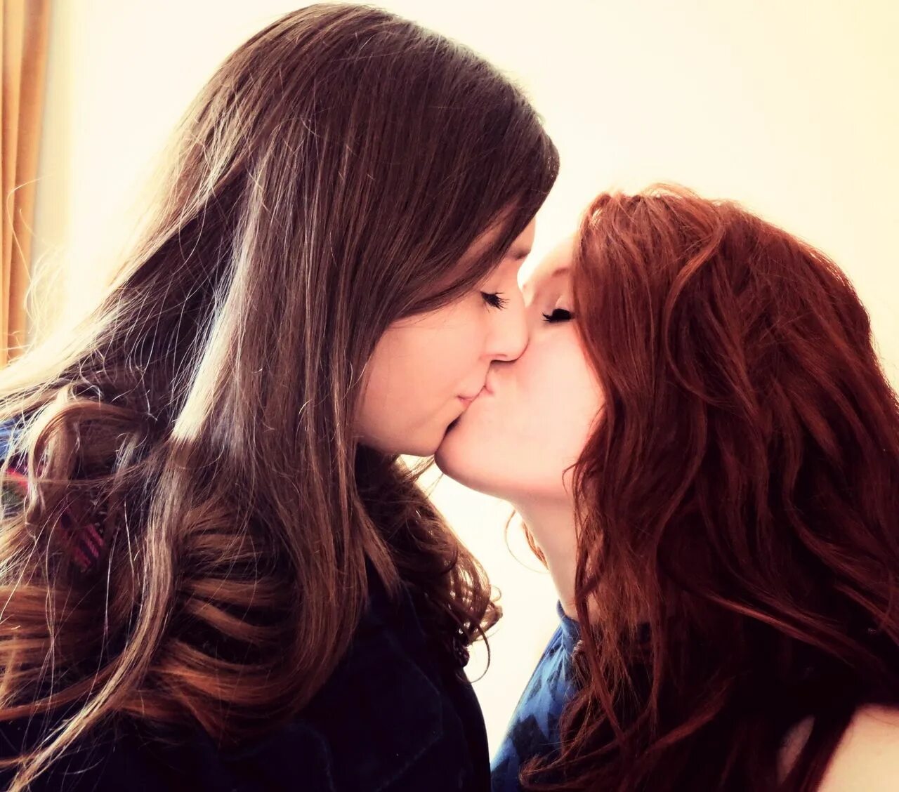 Lesbian новые. Поцелуй девушек. Поцелуй двух девушек. Рыжая и брюнетка. Девушка целует девушку.