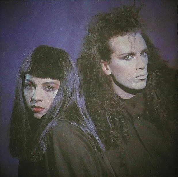 Зависай pete strange. Пит бёрнс и Линн Корлетт. Линн Корлетт. Lynne Corlett Pete Burns. Pete Burns and Lynn.