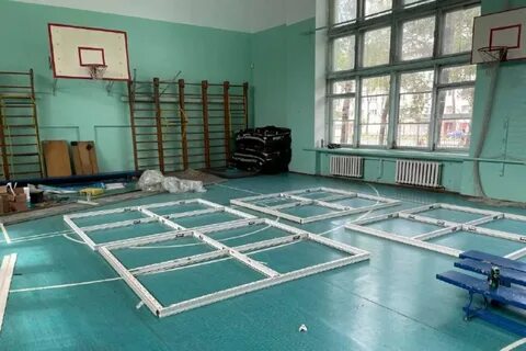 В школьном зале 6 окон