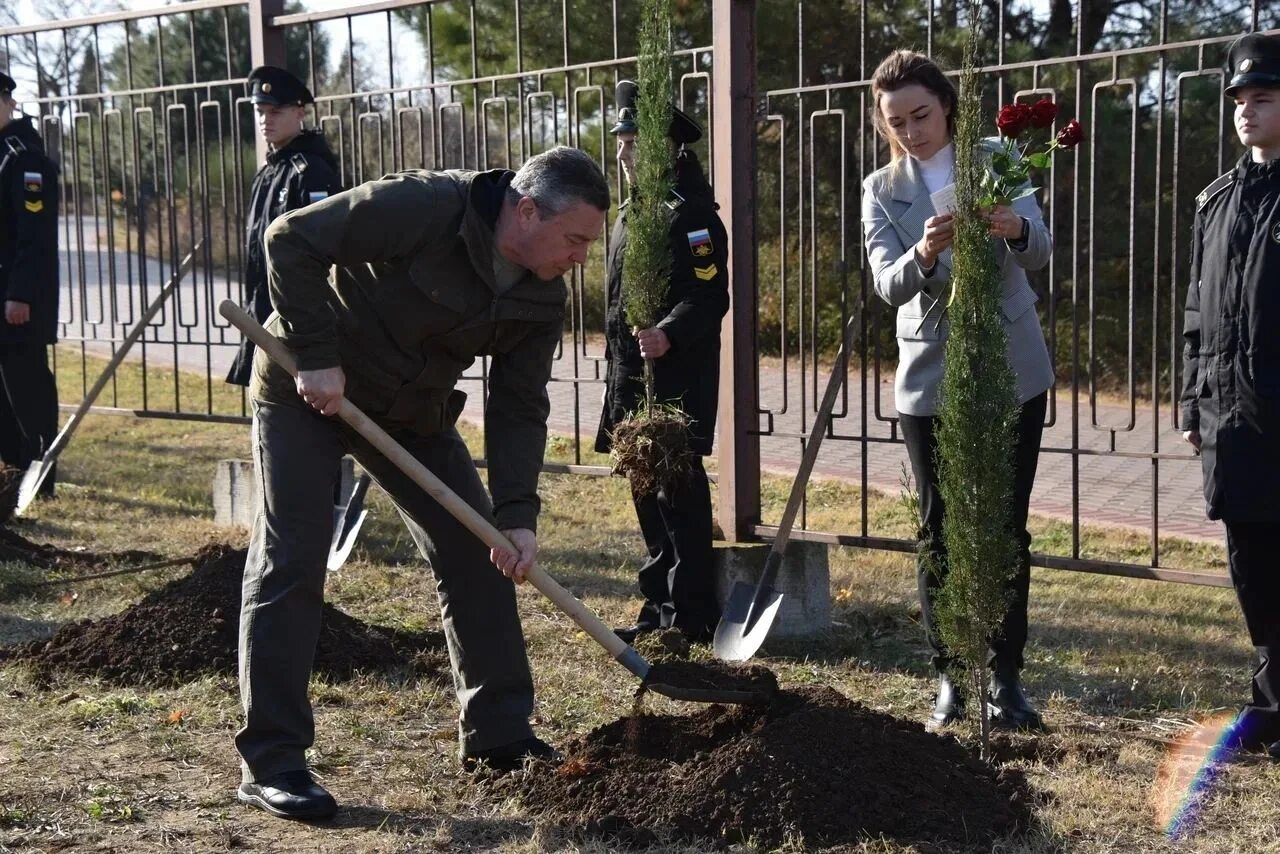 Местные жители кисловодска. Посадка деревьев в оренбурге. Заложили аллею. Памятник ульянову в астрахани. Заложили аллею.