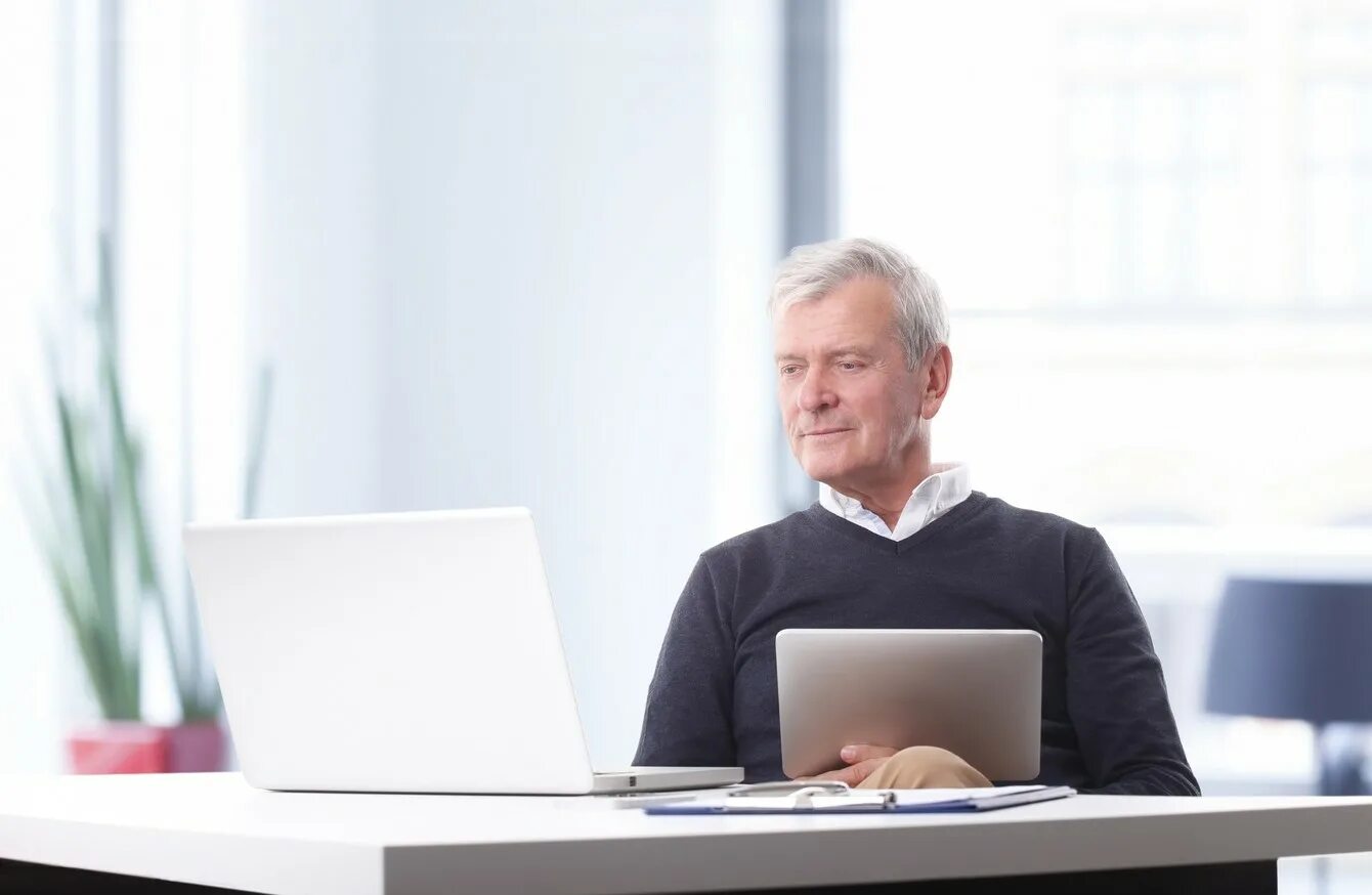 Бизнесмен немолодой. Пенсионер бизнесмен. Фото бизнесмен старика. Пенсионер бизнесмен. Пожилой мужчина бизнесмен.