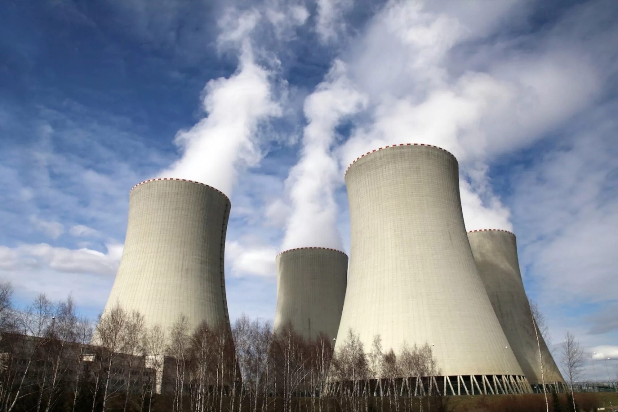 Надежная аэс. АЭС сен-Лоран-ДЕЗ-О Франция. Атомная энергия АЭС. АЭС Эстетика. Ядерная Электроэнергетика.