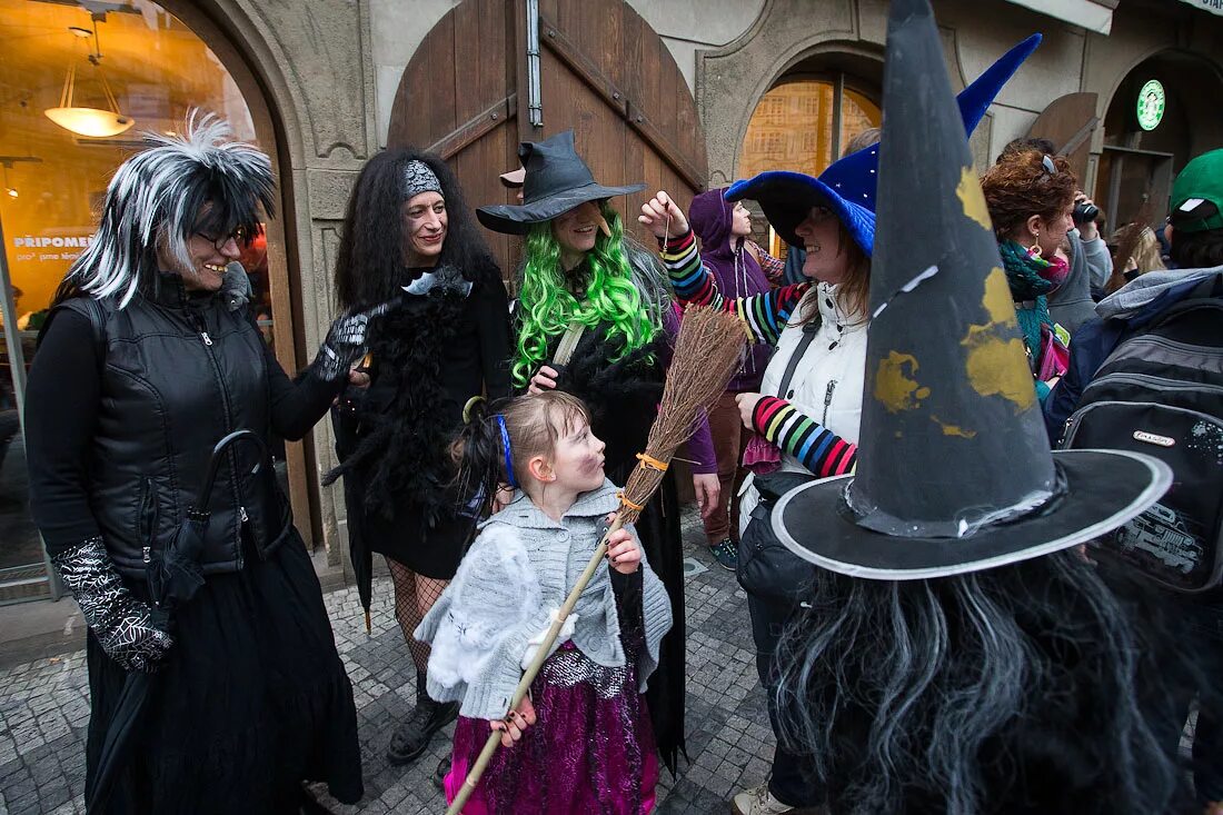 Элен скор ведьмин день. Ведьминские дни. Ведьмин день шаги за спиной эдуард веркин. Ведьмин день. Элен скор.