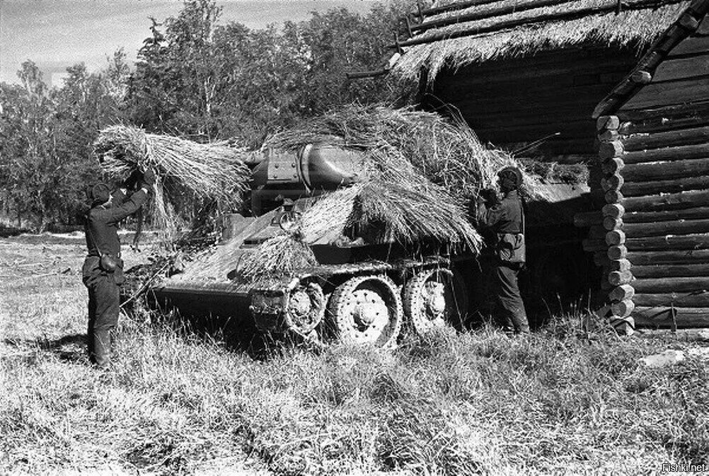 Маскировка танка во время Великой Отечественной войны 1941-1945. Маскировка танка т34. Танк т-34 в годы Великой Отечественной войны. Замаскированный танк т34 ВОВ цветное. И где для меня и где засада