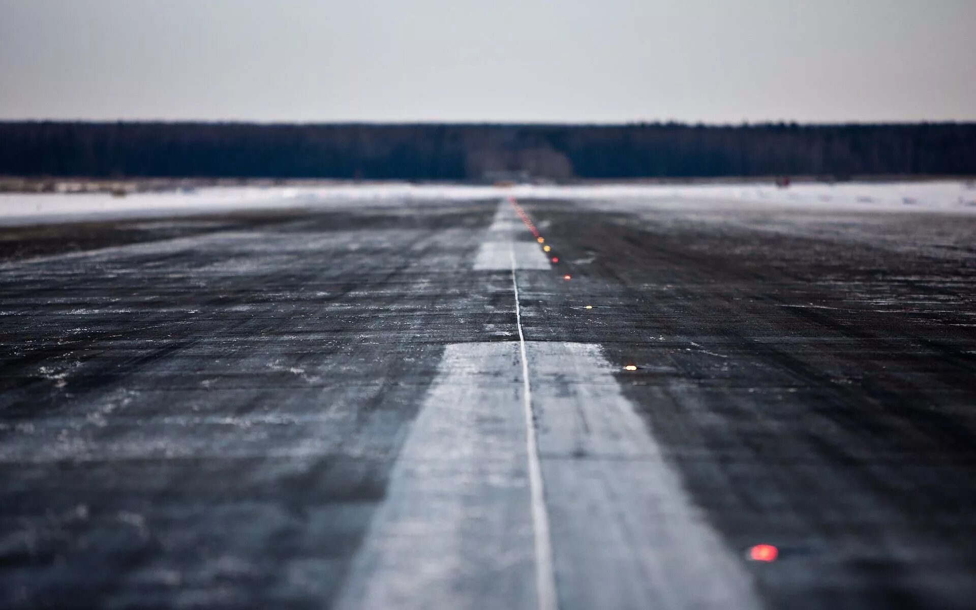 Airport road. Аэродром Бугуруслан Северный. Взлетная полоса. Самолет на взлетной полосе. Аэропорт полоса.